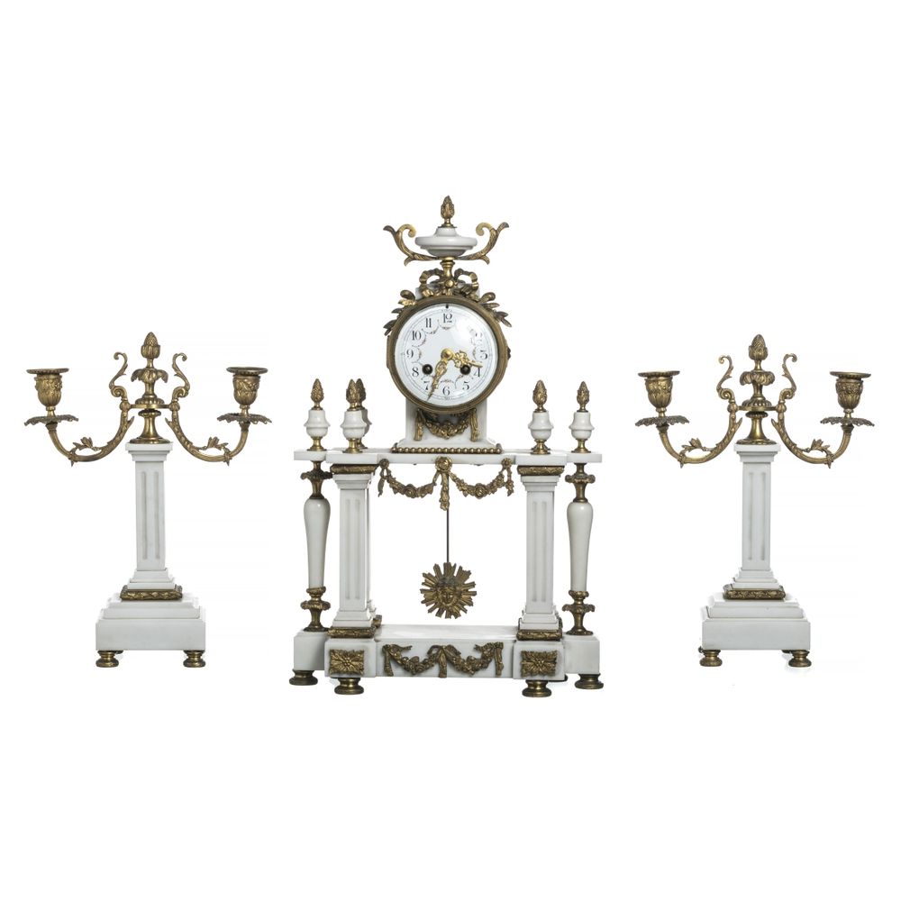 Relógio de mesa e par de candelabros de dois lumes - Século