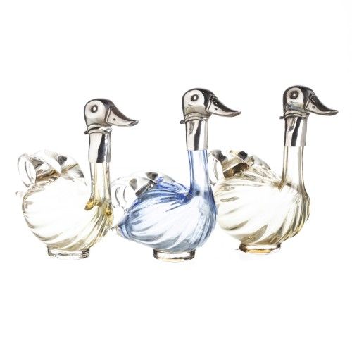 Três garrafas 'patos'
