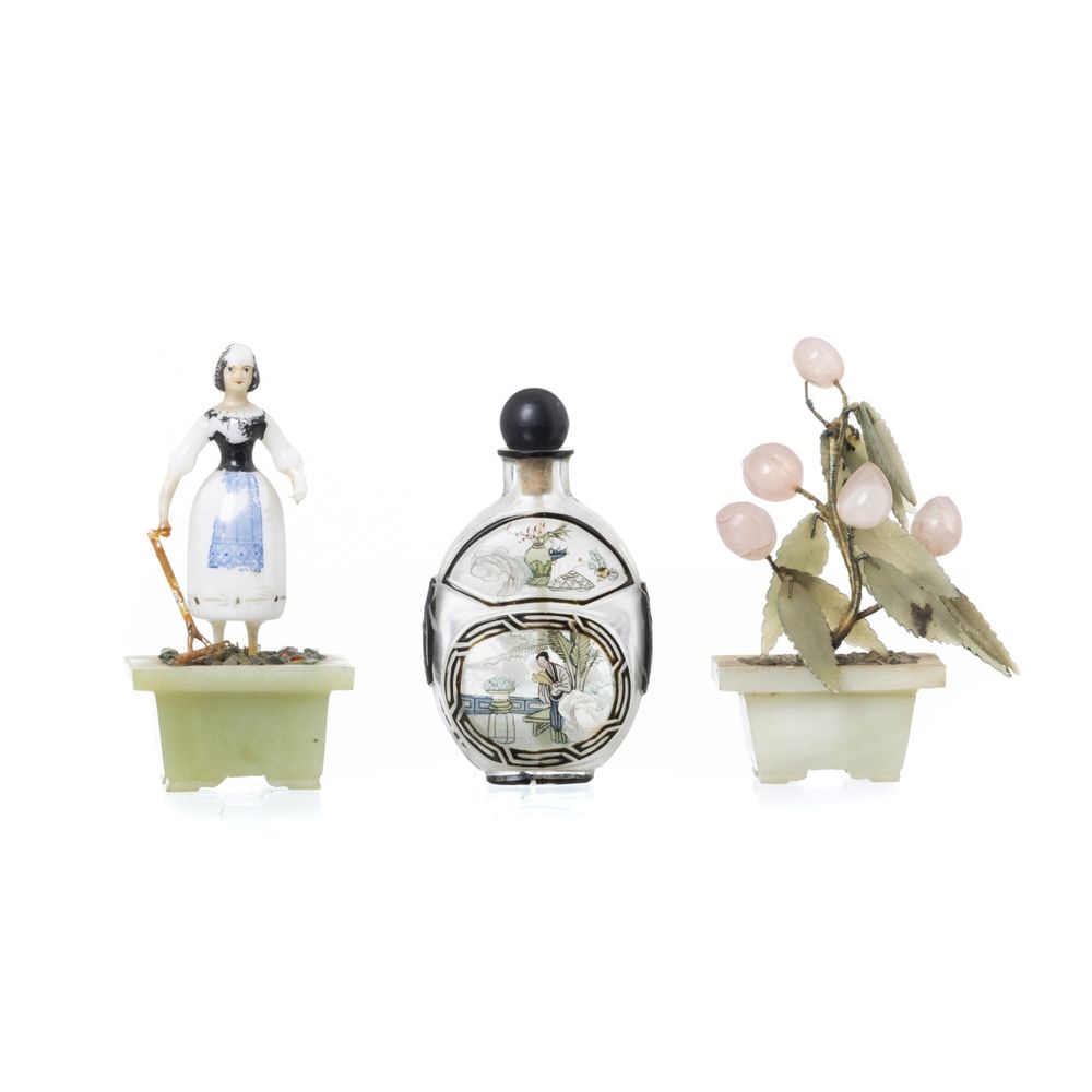 Snuff bottle bonsai e figura feminina; em jade - Século XIX