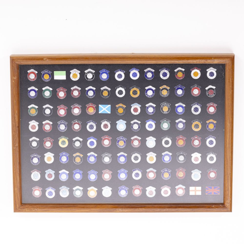 Colecionismo desportivo - Colecção de pins emblemas e crachás - 100