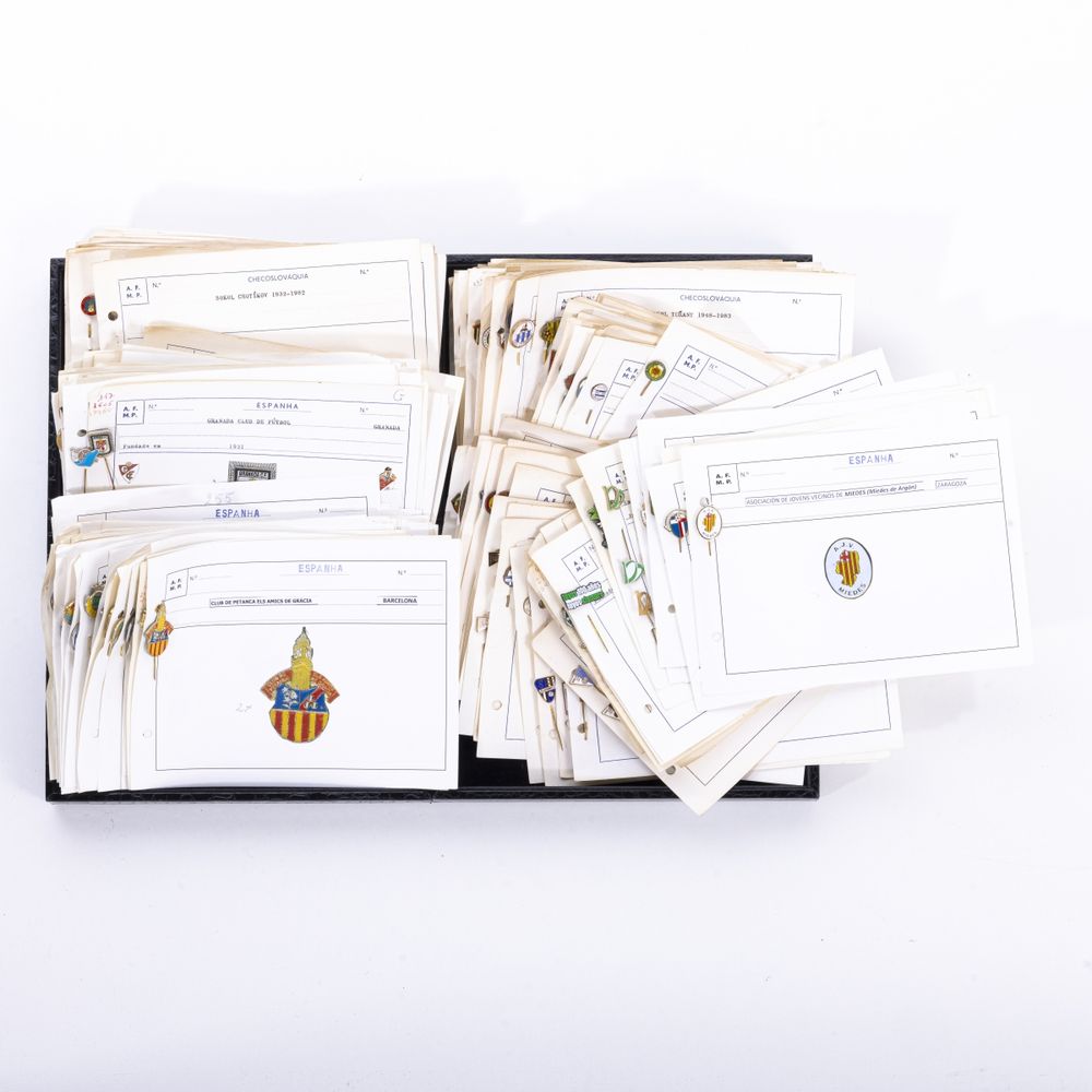 Colecionismo desportivo - Colecção de pins emblemas e crachás - 325