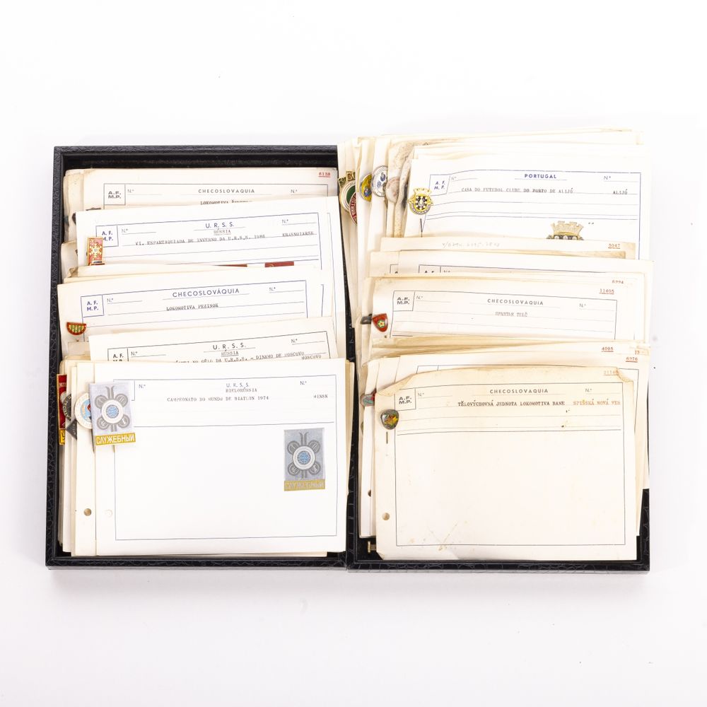 Colecionismo desportivo - Colecção de pins emblemas e crachás - 450