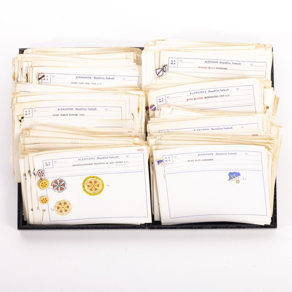 Colecionismo desportivo - Colecção de pins emblemas e crachás - 490