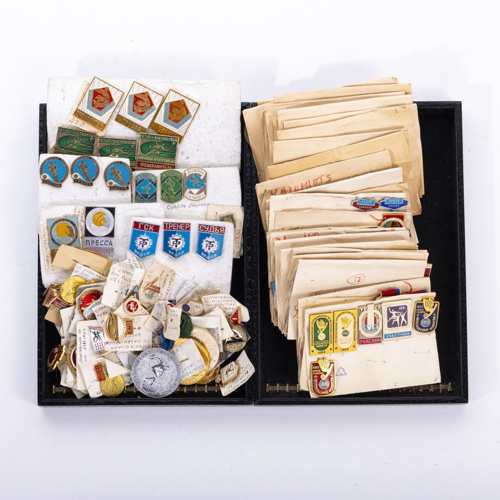 Colecionismo desportivo - Colecção de pins emblemas e crachás - 380