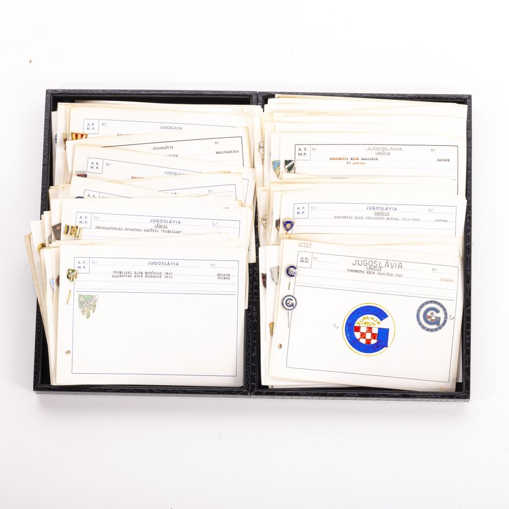 Colecionismo desportivo - Colecção de pins emblemas e crachás - 300
