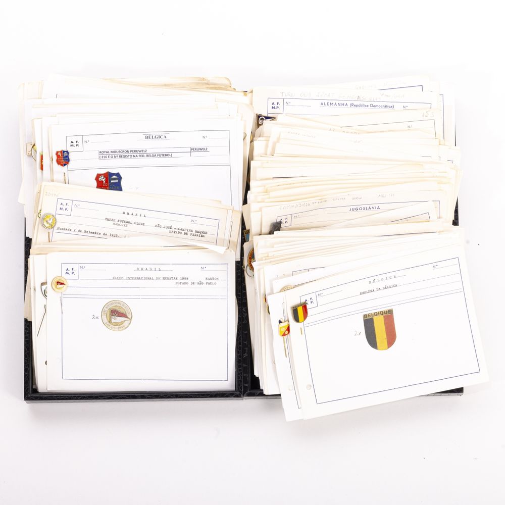 Colecionismo desportivo - Colecção de pins emblemas e crachás - 290