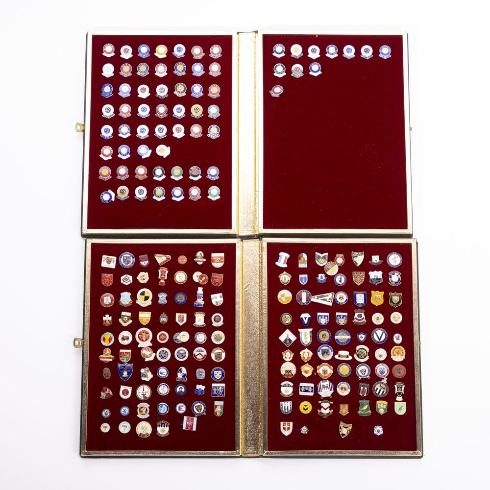 Colecionismo desportivo - Colecção de pins emblemas e crachás - 200