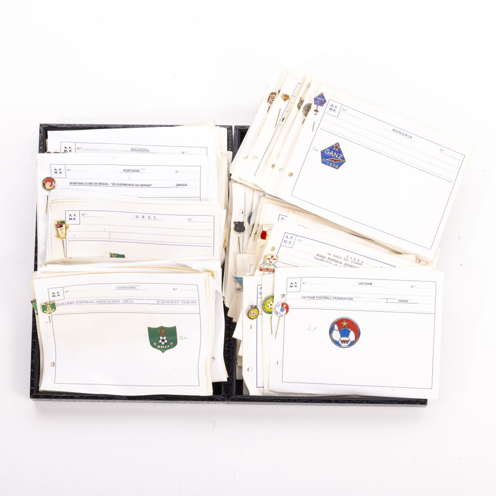 Colecionismo desportivo - Colecção de pins emblemas e crachás - 220