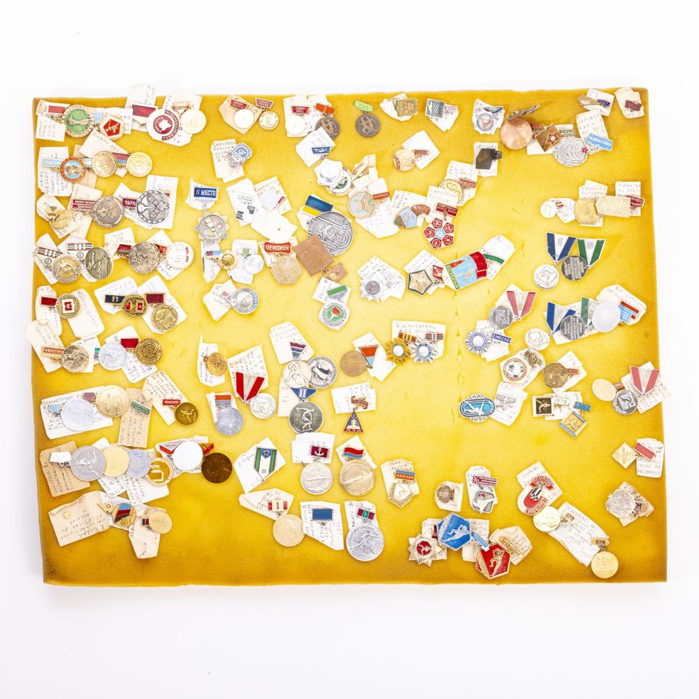 Colecionismo desportivo - Colecção de pins emblemas e crachás - 90 1