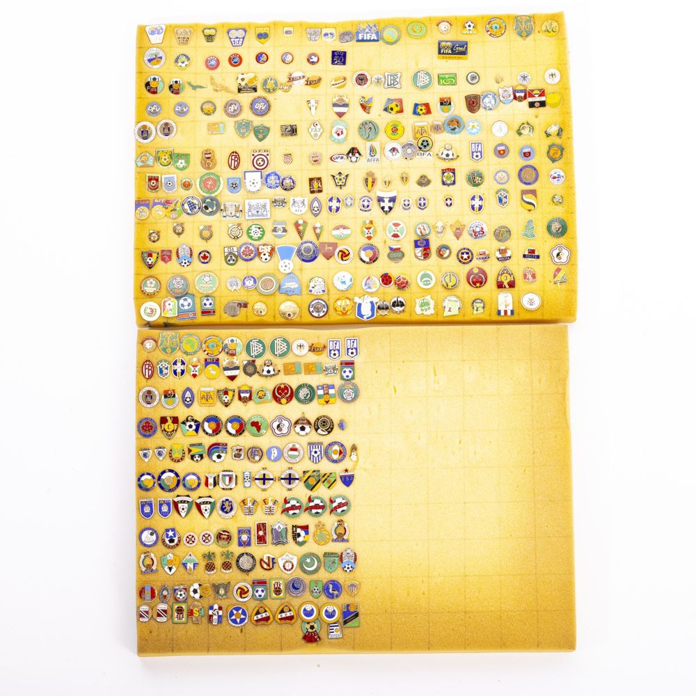 Colecionismo desportivo - Colecção de pins emblemas e crachás - 250