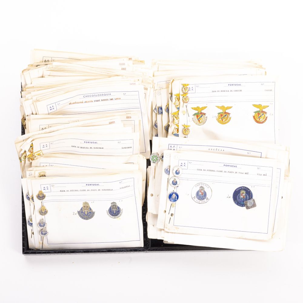 Colecionismo desportivo - Colecção de pins emblemas e crachás - 850