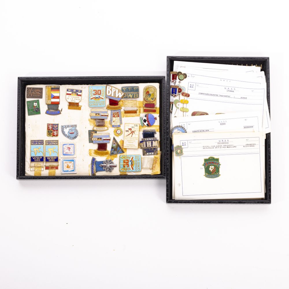 Colecionismo desportivo - Colecção de pins emblemas e crachás - 836