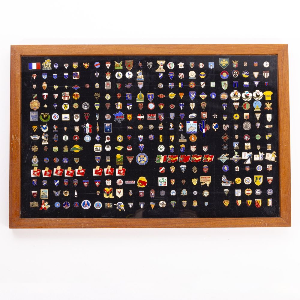 Colecionismo desportivo - Colecção de pins emblemas e crachás - 300
