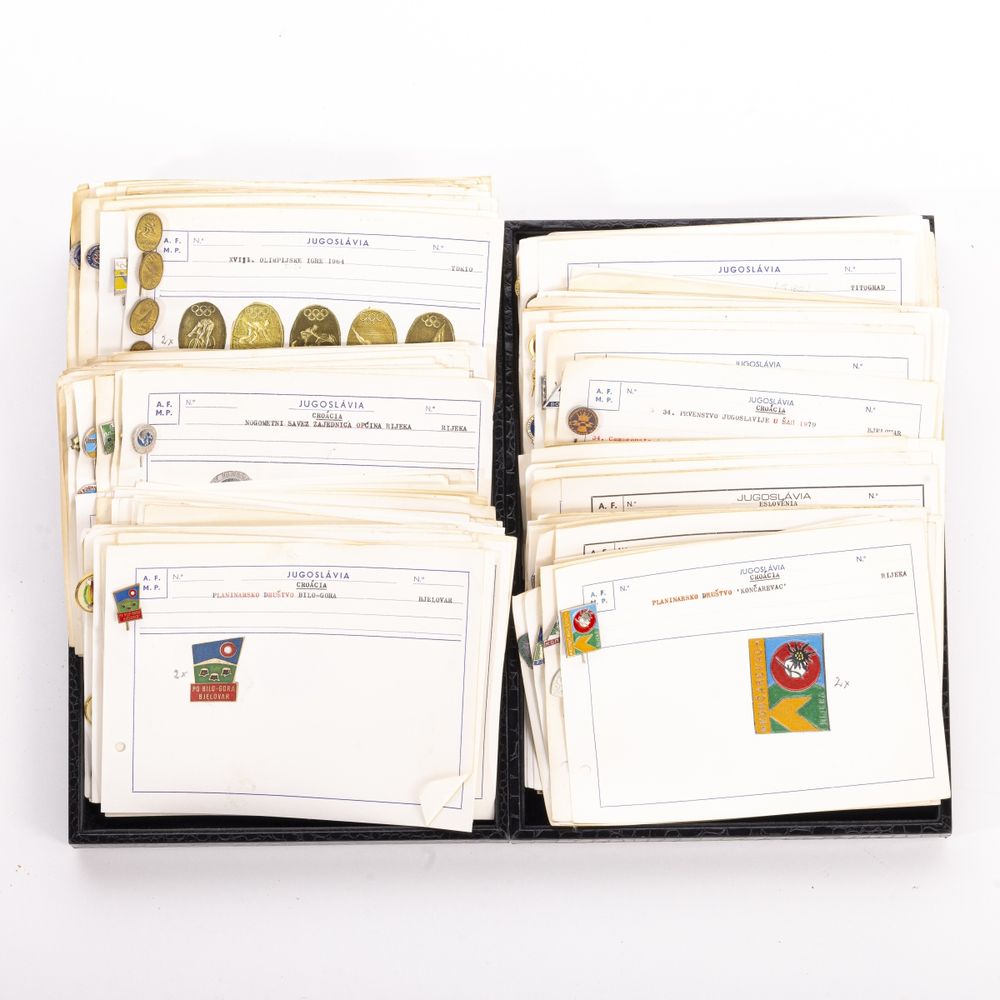 Colecionismo desportivo - Colecção de pins emblemas e crachás - 290