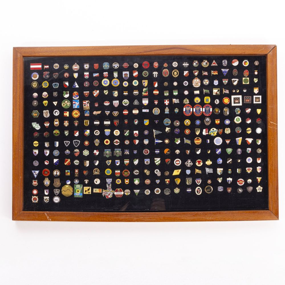 Colecionismo desportivo - Colecção de pins emblemas e crachás - 400