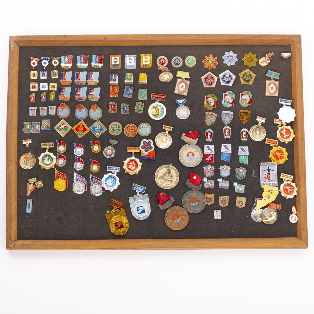 Colecionismo desportivo - Colecção de pins emblemas e crachás - 150