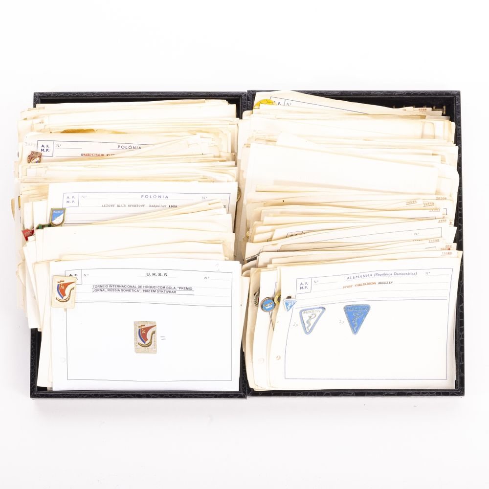 Colecionismo desportivo - Colecção de pins emblemas e crachás - 338