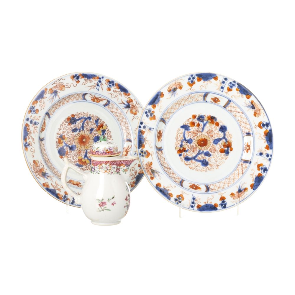 Porcelana oriental - Dois pratos e leiteira