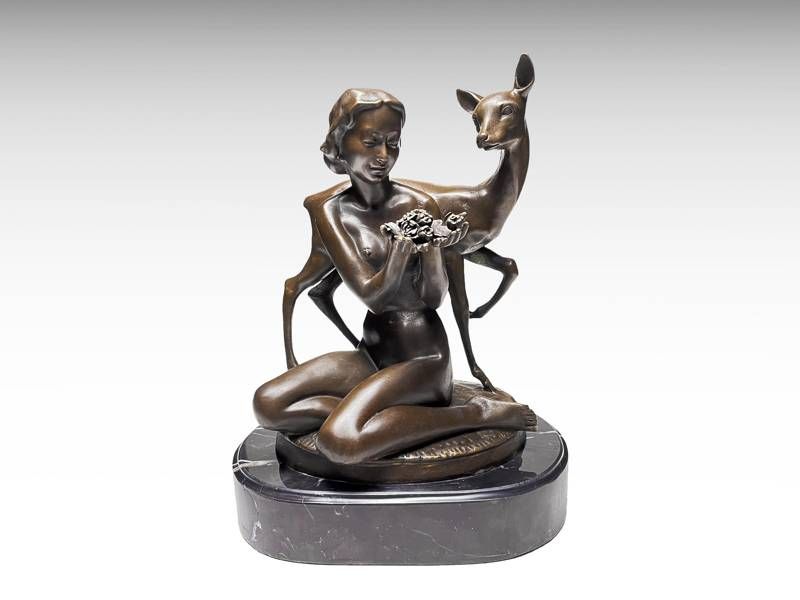 Escultura de bronze - Mulher alimentando filhote de cervo
