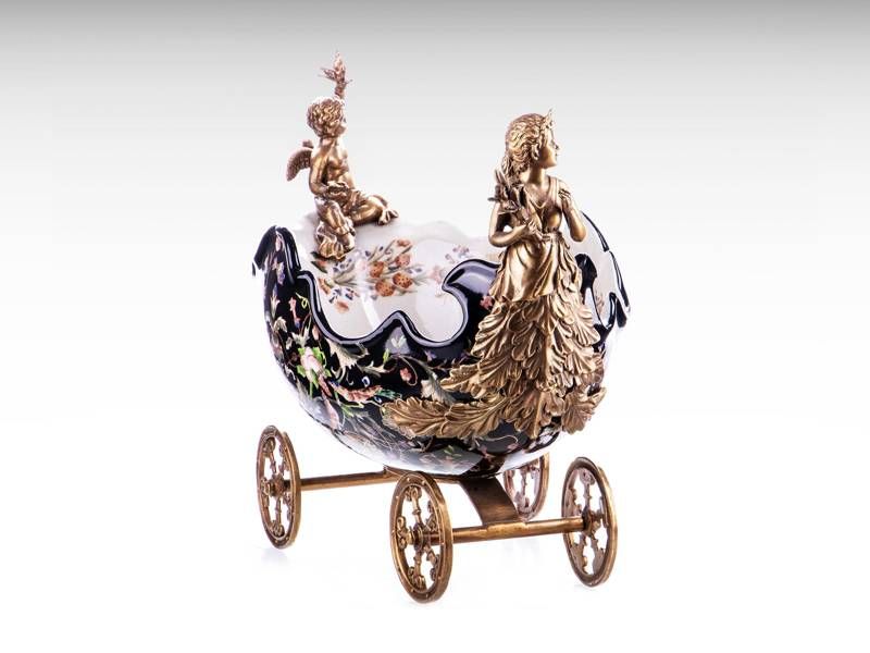 Taça de porcelana e bronze; em forma de carruagem