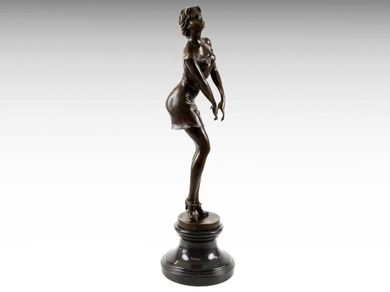 Escultura de bronze - Mulher posando de vestido - Art Deco