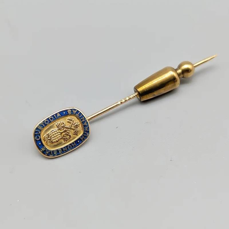 Broche em ouro com esmalte 18 quilates; 3.14 gramas; 48mm