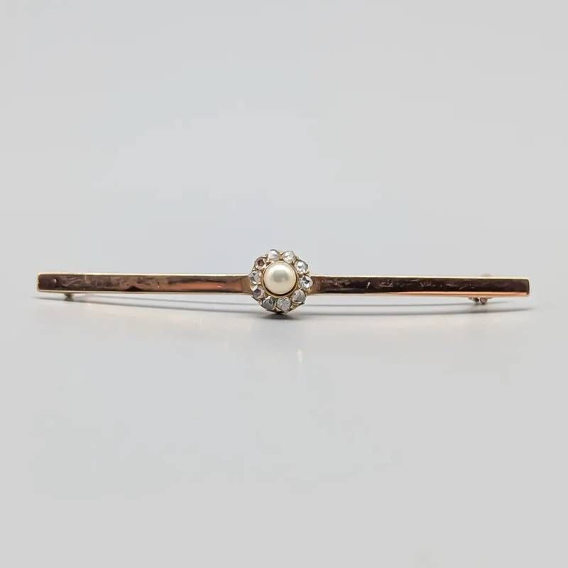 Broche de diamantes em ouro 14 quilates com pérola; 3.82 gramas; 62mm