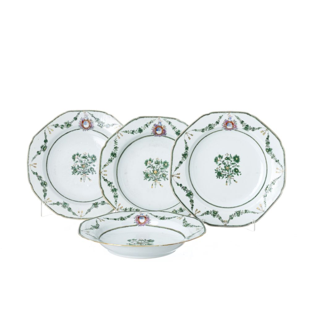 Porcelana oriental - Quatro pratos sopeiros brasonados - Qianlong